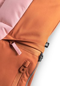 Giacca isolante arancione e rosa con una texture liscia, dotata di una tasca con zip e accenti metallici a contrasto.