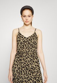 Vero Moda VMLGELINA SINGLET MIDI DRESS - Vestido de dia - travertine