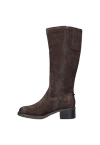 Botte en daim marron haut jusqu'au genou avec zip sur le côté. Dotée d'un talon bloc et de coutures contrastantes. Texture lisse et design ajusté.