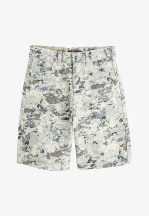 Camouflage-mønstrede shorts med forreste knap, lynlås, bæltestropper og to forlommer på hvid baggrund.