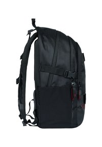 Zaino in poliestere nero con spallacci in rete resistenti, cinturini regolabili e dettagli in cerniera rossa. Presenta un design testurizzato e una tasca laterale.