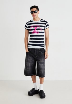 Poradie 8: Jaded London - I'M THE AFTERPARTY STRIPE - Tričko s potlačou