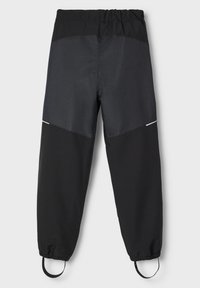 Pantaloni da pista neri con pannelli grigio scuro a contrasto, cintura elastica, polsini regolabili e dettagli riflettenti sui lati.