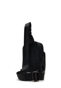 Borsa a tracolla nera con tessuto testurizzato, forma elegante, doppia cerniera, tracolla regolabile e una fibbia in metallo. Design minimalista per un uso pratico.