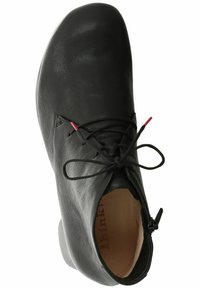 Bota de cuero negro hasta el tobillo con punta redonda, diseño de cordones, costuras decorativas y acentos rojos en los cordones, que cuenta con un cierre con cremallera en el costado.