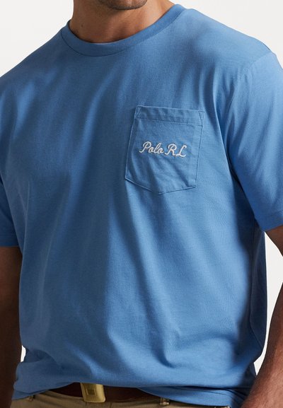 Modré bavlněné tričko s krátkým rukávem, klasickým výstřihem a kapsou na levé straně hrudníku. Na hrudi je vyšívané logo "Polo R.L." v bílé barvě.