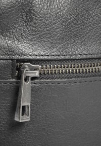 Still Nordic stillClean Small Zip Messenger - Borsa a tracolla - black