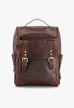 Hnědý kožený batoh s horním madlem, předními kapsami, mosaznými kovovými doplňky a nastavitelnými ramenními popruhy. Texturovaný povrch a prošívané detaily.