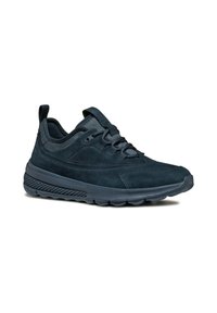 Sneakers in suede blu scuro con un design testurizzato, dotati di lacci piatti, colletto imbottito e una suola in gomma spessa e decorata.