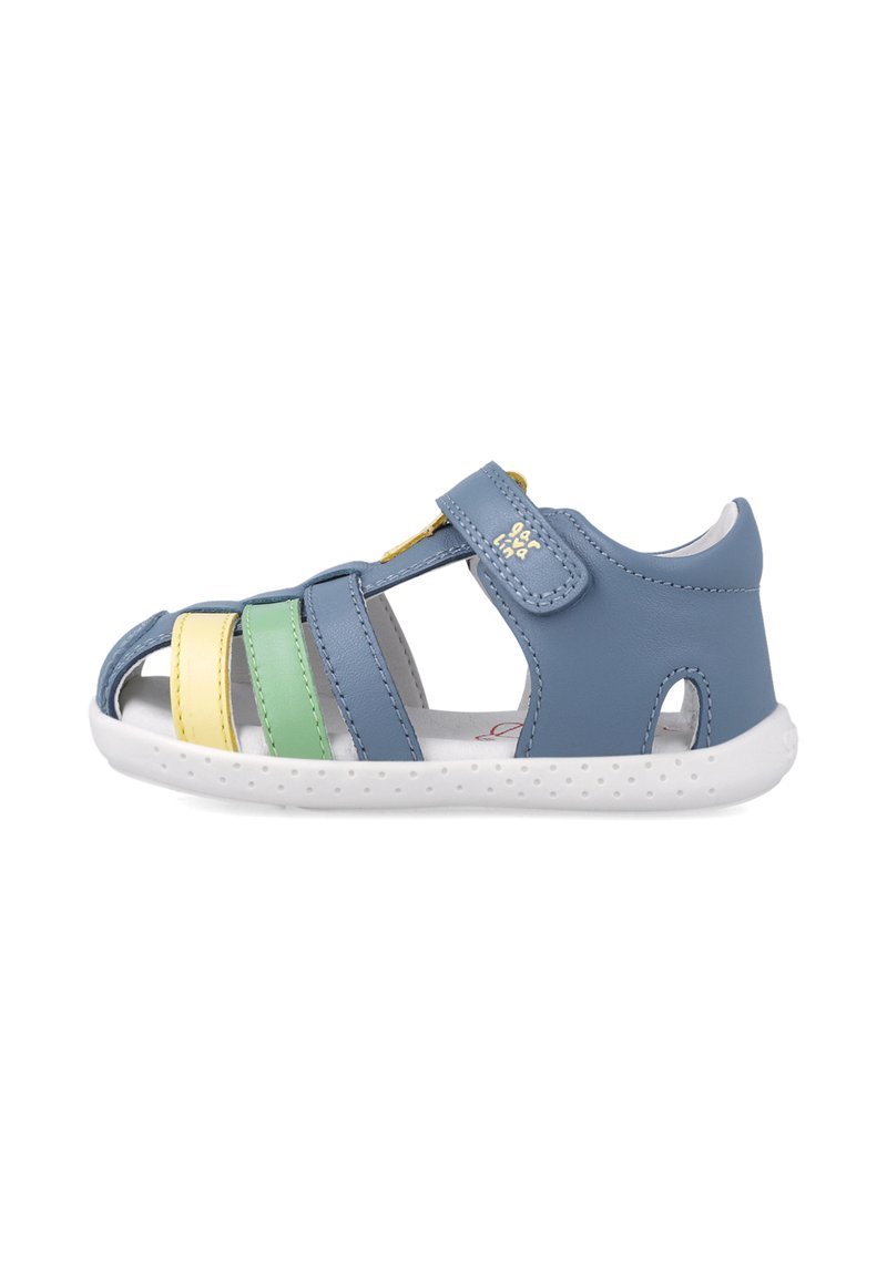 Sandalia de cuero azul con acentos a rayas en amarillo, verde y blanco. Presenta un diseño abierto, correa de Velcro y una suela blanca texturizada.