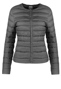 Veste légère matelassée gris foncé avec col rond et fermeture à boutons-pression à l'avant, manches longues et surpiqûres horizontales.