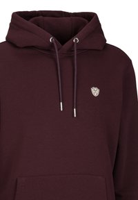 Burgundy hoodie van zachte stof, voorzien van een voorzak, verstelbare trekkoorden en een klein logopatch op de borst.
