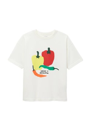 T-shirt blanc à manches courtes avec des illustrations colorées de piments rouges, jaunes, verts et oranges et le texte « chiles y pimientos ».