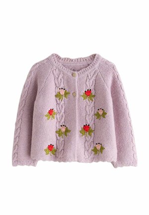 Lilla strikket babycardigan med knaplukning og broderede røde og pink blomster med grønne blade foran og på ærmerne.