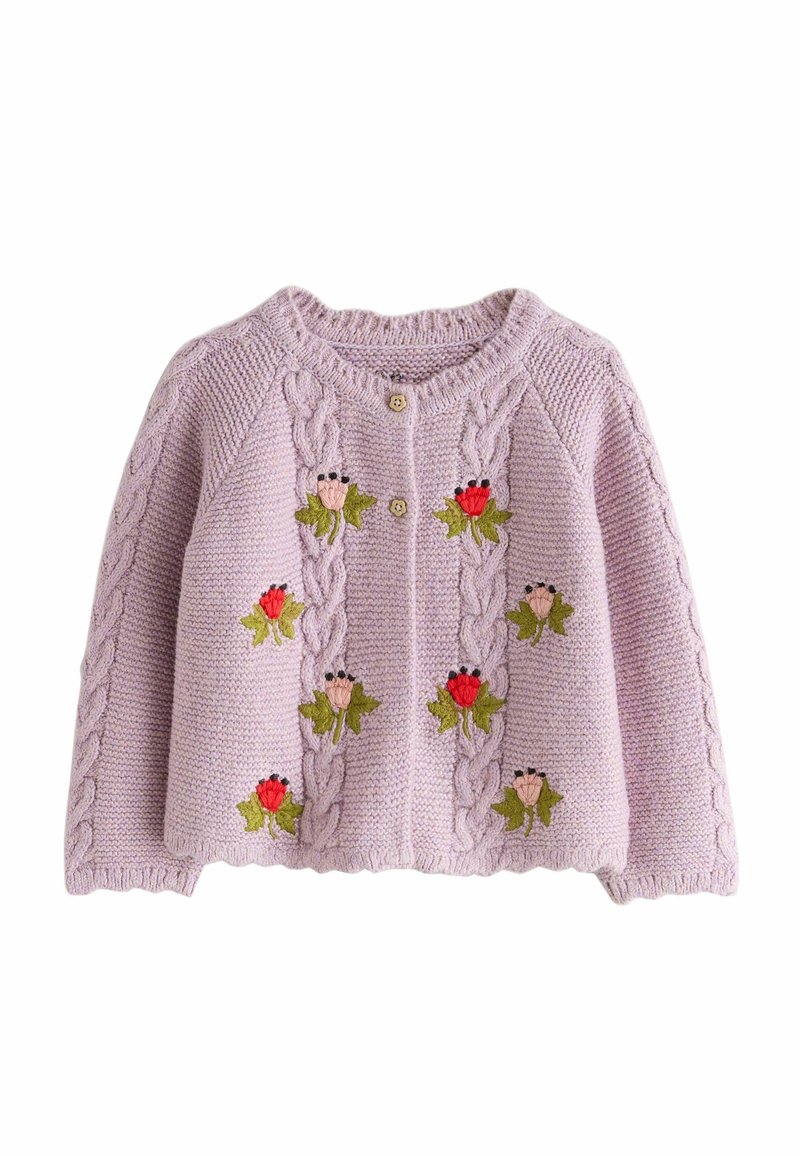 Cardigan bébé en tricot lilas avec fermeture par boutons et fleurs rouges et roses brodées avec des feuilles vertes sur le devant et les manches.