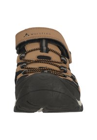 Ruskea ja musta ulkokenkä, jossa on säädettävä hihna, kumipohja, kuvioitua nauhoitusta oransseilla yksityiskohdilla sekä pehmeä verkkosilmukka hengittävyyttä varten.