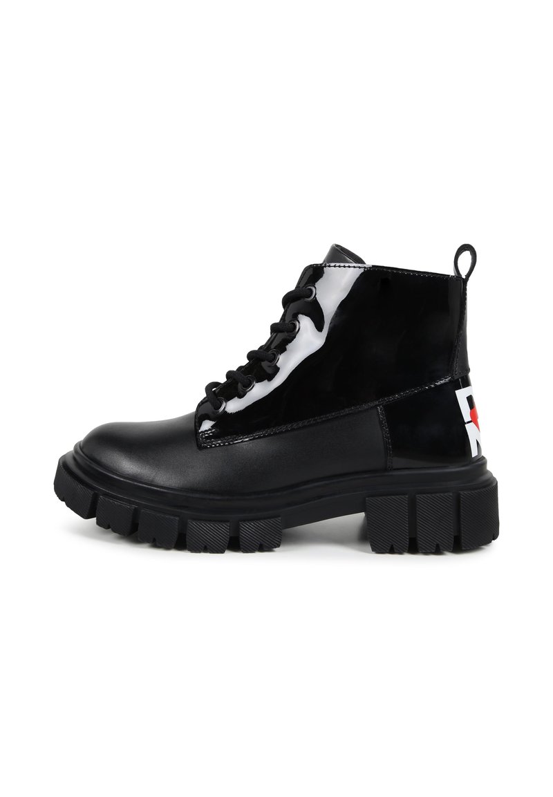 Botines de charol negro con suela gruesa negra, diseño de cordones y un detalle de logo en contraste en el tacón.