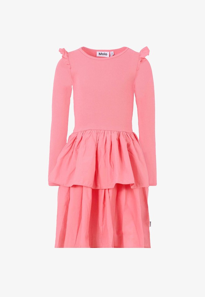 Abito rosa a maniche lunghe con dettagli arricciati sulle spalle e gonna a strati arricciata, realizzato in tessuto a coste nella parte superiore.