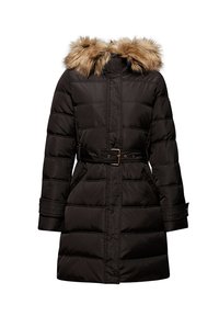 Long manteau d'hiver noir matelassé avec taille ceinturée et capuche bordée de fourrure, fermeture éclair avant et poches latérales.
