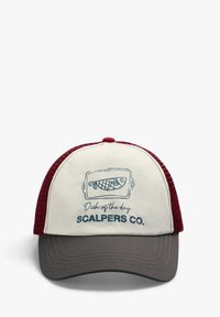 Czapka trucker z białym przodem, bordowymi siateczkowymi bokami i szarym daszkiem. Posiada napis "Danie dnia" oraz grafikę ryby od Scalpers Co.