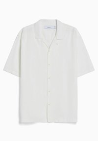 Vit kortärmad skjorta med knappar och en camp-krage, tillverkad av lätt tyg, liggande platt på en vit bakgrund.