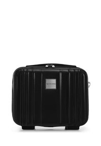 Zwarte harde koffer met een getextureerd oppervlak, voorzien van lineaire groeven, zilveren hardware en een logo plaat aan de voorkant.