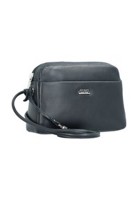Bolso bandolera de cuero negro con herrajes plateados, diseño rectangular, cierre con cremallera y una correa ajustable. Textura suave, detalles mínimos.