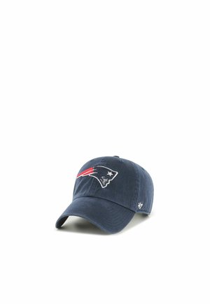 Cappellino da baseball blu navy con il logo dei New England Patriots sul davanti e '47' ricamato sul lato.