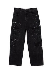Pantalones cargo negros con múltiples bolsillos, manchas de pintura y un parche desgastado en la pierna derecha, dispuestos sobre un fondo blanco.