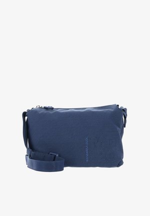 Sac bandoulière bleu marine en tissu texturé, doté d'une fermeture éclair, d'une sangle réglable et d'un motif de points subtil. Nom de la marque embossé.