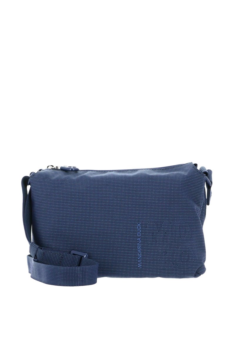 Marineblaue Umhängetasche aus strukturiertem Stoff mit Reißverschluss, verstellbarem Riemen und dezentem Punktemuster. Markenname geprägt.