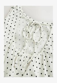Sélectionné, white black spot