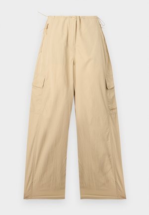 Beige cargo bukser med en afslappet pasform, der har en trækkaftesvigt i maven, to sidelommer og et glat, let stof.