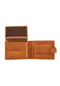 Gaiši brūns ādas maks ar gludu virsmu, kas aprīkots ar vairākiem kartēm domātiem nodalījumiem, ID logu un aizdari ar pogu. Iekšpuse ir izklāta ar tumšu materiālu.