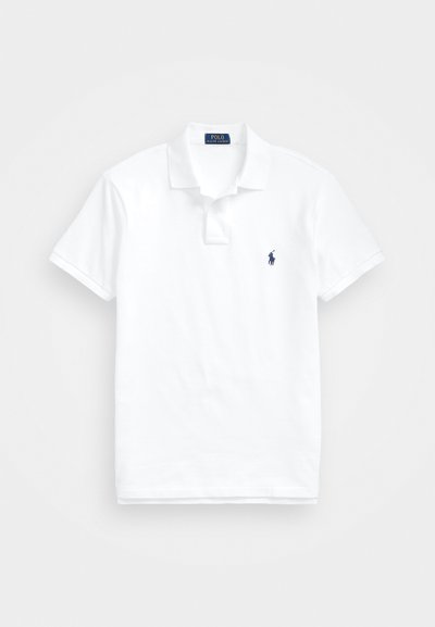 Balta polo marškinėliai, pagaminti iš medvilnės. Turi klasikinius apykaklės, tris mygtukus, trumpas rankoves ir mažą tamsiai mėlyną logotipą krūtinėje.