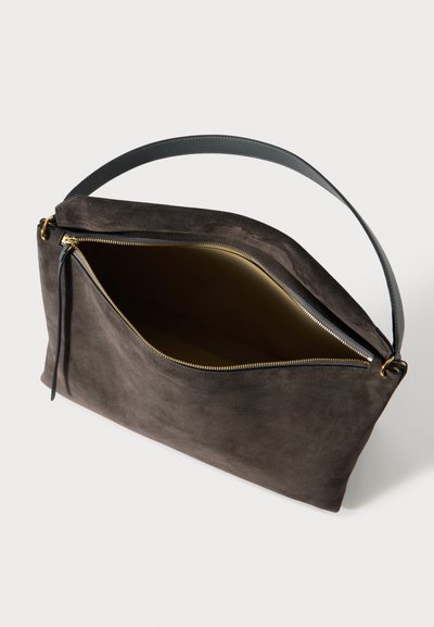 Pelēks zamšādas rokassomiņa ar augšējo rāvējslēdzēju, ādas rokturi un zelta detaļām. Iekšpuse izklāta gaišākā krāsā. Plakana taisnstūra forma.