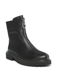 Zwarte leren enkellaars met een zijrits, stevige rubberen zool en contrasterende stiksels langs de bovenrand. Gladde textuur.