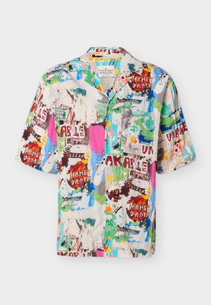 Korte mouw overhemd met knopen en een kleurrijke abstracte graffiti-stijl print met woorden zoals "MONEY ORDER" en "UNABLE."