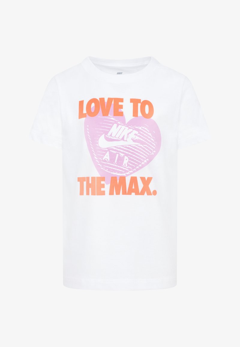 T-shirt de algodão de manga curta branca com um grande gráfico de coração rosa apresentando o texto "NIKE AIR" e a inscrição em laranja ousado "LOVE TO THE MAX."