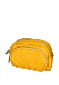 Borsa gialla trapuntata con due scomparti con zip, accessori in oro e superficie texturizzata. Design compatto con bordi arrotondati e tasca laterale.