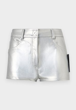 Pantaloni scurți metalizați argintii cu talie înaltă, cu bucle pentru curea, buzunare frontale și un detaliu cu cusătură frontală pe un fundal simplu și deschis.