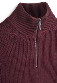Maglione bordeaux con zip e texture a coste; presenta una chiusura con mezza zip e un collo alto per calore e comfort.