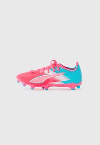 Botas de fútbol en un vibrante color rosa y azul, con cordones, suela con tacos y un diseño aerodinámico sobre un fondo blanco.