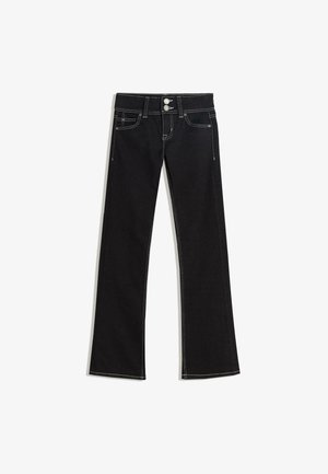 Schwarze Jeans aus Denim mit hohem Bund, zwei silbernen Knöpfen, Taschen vorne und hinten sowie weißen Kontrastnähten.