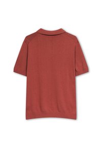Tricou polo cu mânecă scurtă de culoare ruginie; are un guler și manșete ribbate; textură netedă cu detalii tricotate subtile pe umeri.