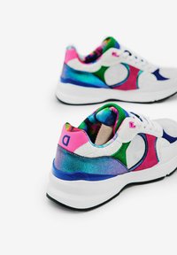 Sneaker colorati con mesh bianco e accenti iridescenti in rosa, verde e blu. Solido suola bianca spessa con battistrada nera.