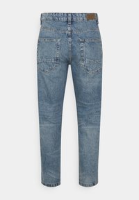 Vaaleansiniset denimpöksyt haalistuneella viimeistelyllä, joissa keskitason vyötärö, viiden taskun malli ja suora lahkeen leikkaus. Takakuvasta nähtävissä.