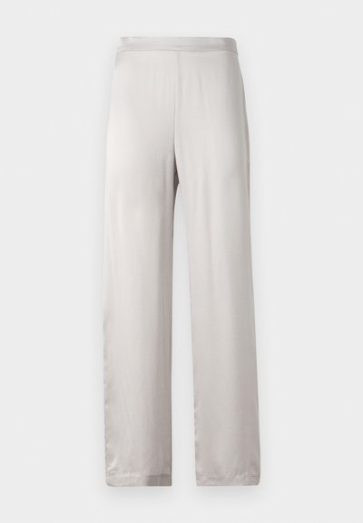 Šviesiai pilki, satino kelniai su plačiomis klešnėmis. Lygus tekstūras, elastinga juosmens juosta ir jokių matomų raštų ar metalinių detalių.