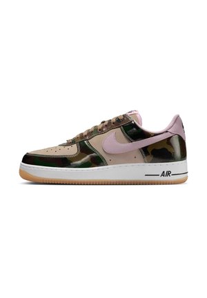 Nike Air Force 1 sneakers with a camo and beige design, pink accents, and a brown and white rubber sole. Features textured materials.