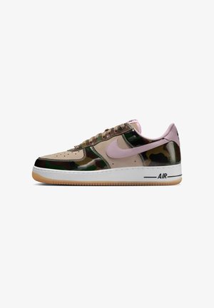 Nike Air Force 1 teniske s kamuflažno-bež zasnovo, roza odtenki in rjavo-bež gumijastim podplatom. Imajo teksturirane materiale.